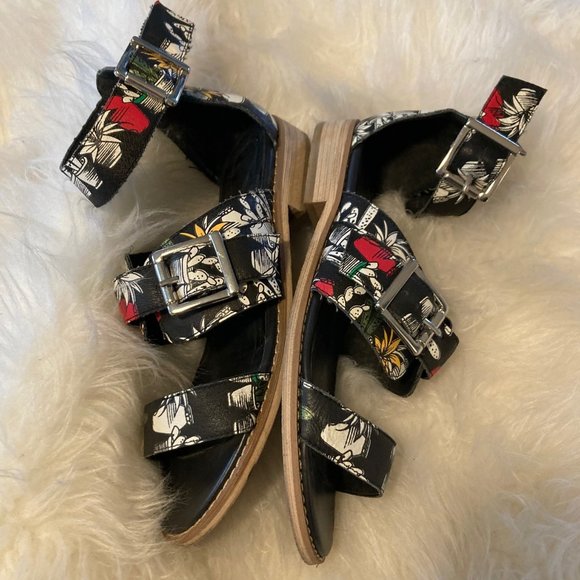 YES Buckled Cactus Print sandals, Size 7 - Picture 7 of 7